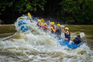 raft hitting big wave in the lower new river gorge west virgina with ACE Adventure Resort