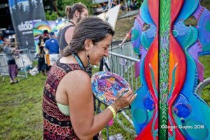 visual artist painting at mountain music festival 2018 by the main stage