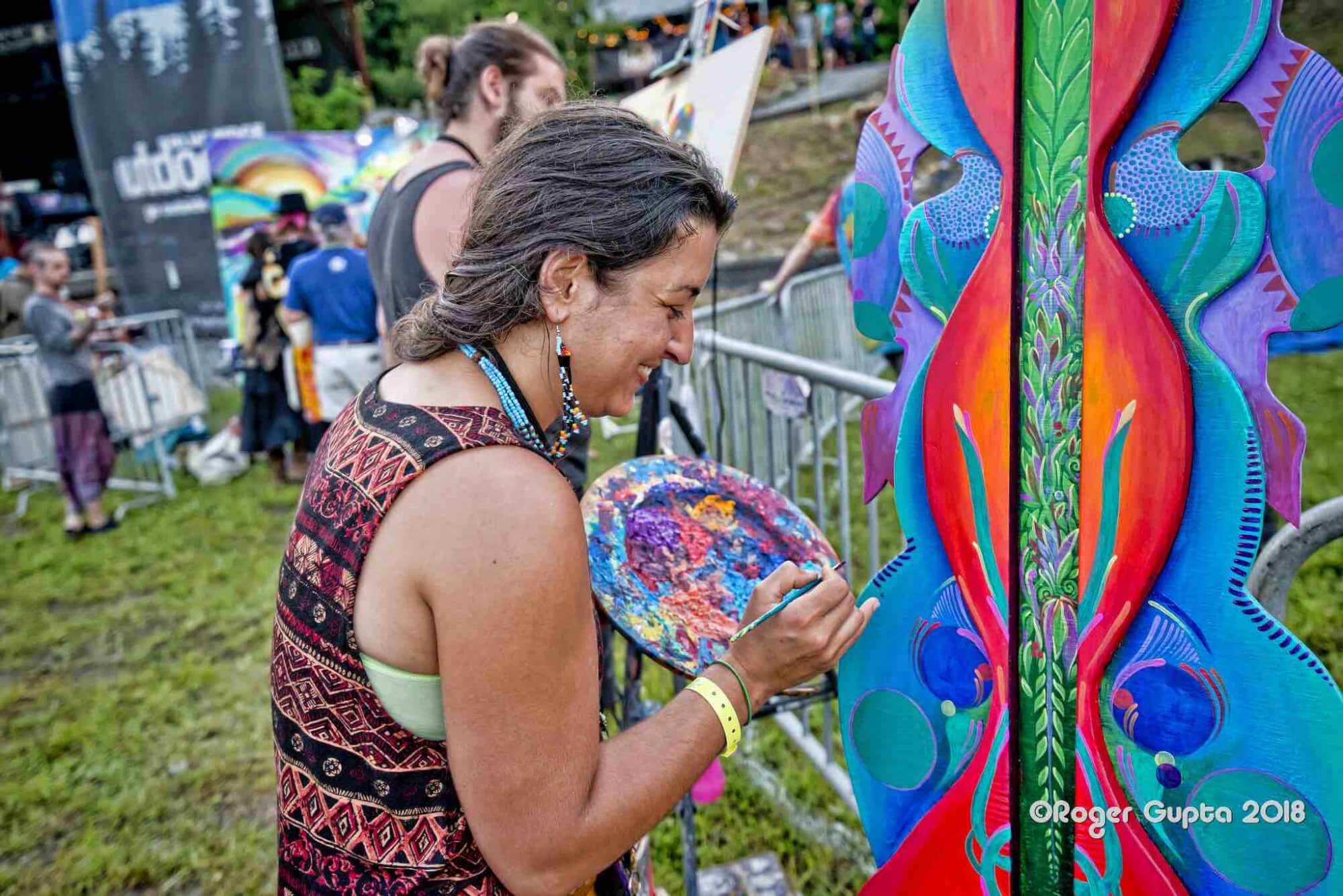 visual artist painting at mountain music festival 2018 by the main stage