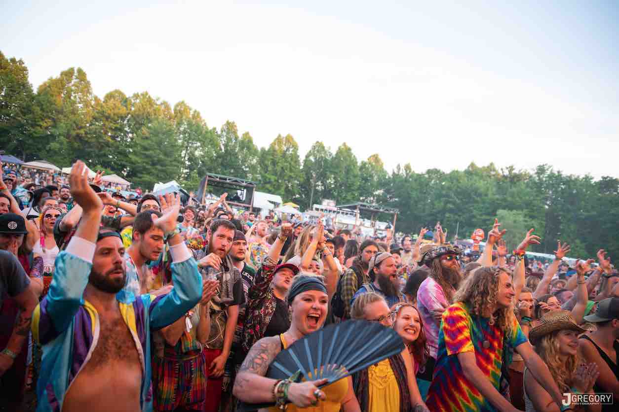 crowd at main stage mountain music festival 2021